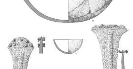 Ajuar de la tumba en covacha 75 de Fuente Álamo que incluye una hoja de alabarda, una hoja de puñal, un brazalete de oro, un pequeño cuenco y una vasija lenticular (Schubart et al. 1986: fig. 14)