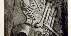 Cista de Herrerías (Cuevas del Almanzora, Almería) que contenía los restos de un individuo adulto al que acompañaban una alabarda, un puñal, un fragmento de hoja, un arete de plata, una vasija lenticular y un cuenco (Siret 1913).