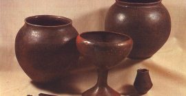 Dos ollas globulares, copa, vasito carenado, hacha, puñal y pulsera y anillo de plata hallados en la tumba en cista 68 de Fuente Álamo (Schubart 1986: p. 239)
