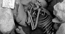 La tumba 4 de Bajil muestra un individuo cuya mitad superior fue introducida en una urna y la inferior en una cista. Como ajuar apareció una espada de cinco remaches, localizada entre los brazos flexionados del esqueleto, junto al tórax (Eiroa 1998: lám. 1)