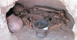 Tumba en covacha excavada en Peñalosa (Contreras et al. 1997: p.131)